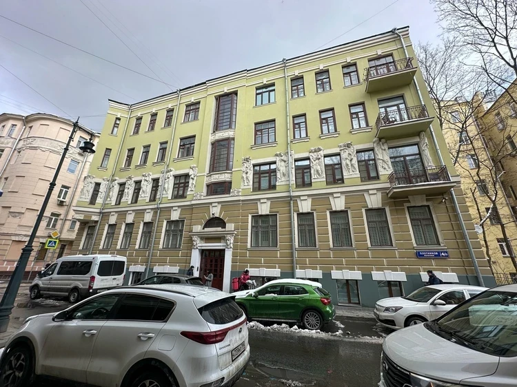 Михаил Ефремов привыкает к дому: Ездит на метро, встречается с родней и коллегами