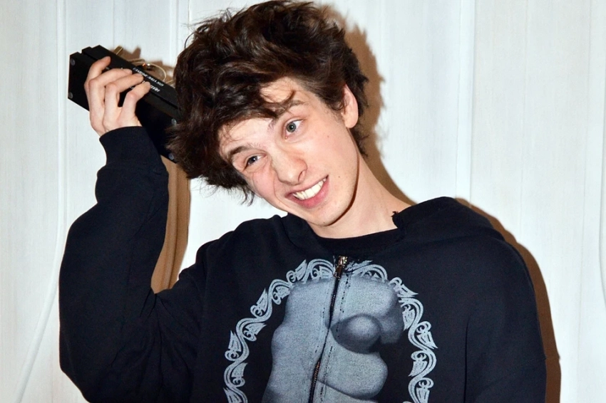 Звезда «Аноры» Эйдельштейн устроил перформанс в широких штанах в центре Москвы: «Танцует без суеты»