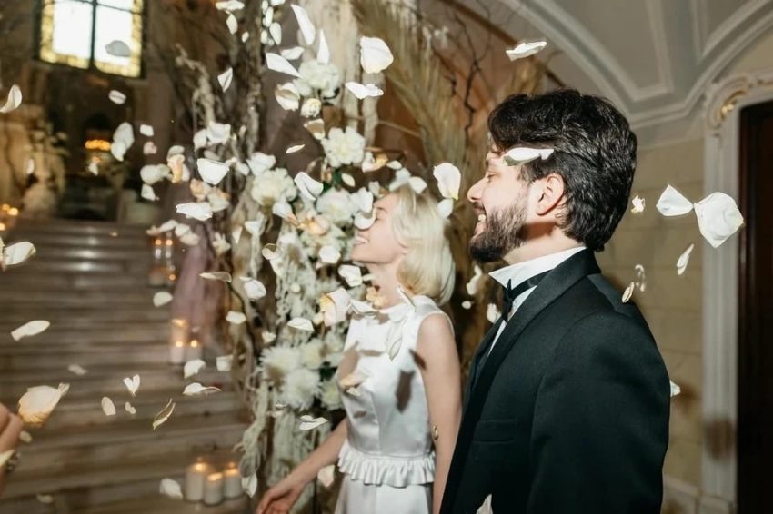 Черные скатерти, жених в объятиях тещи и джаз вместо диджея: Появились фото с закрытой свадьбы дочери Волочковой