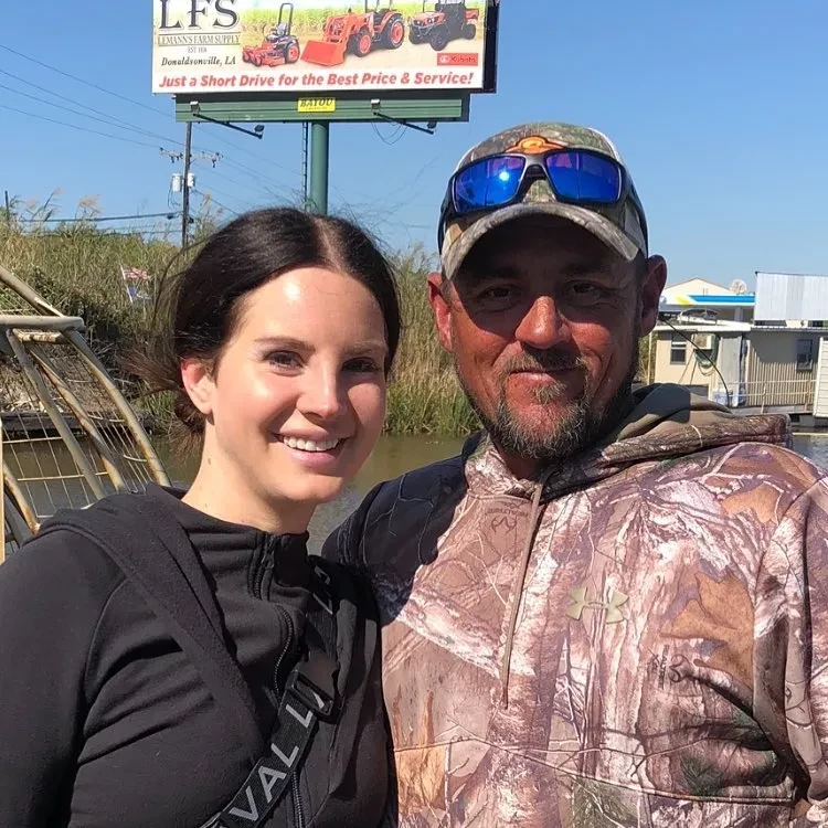 Лана Дель Рей опубликовала фото с мужем на фоне слухов о том, что он женился на ней ради денег