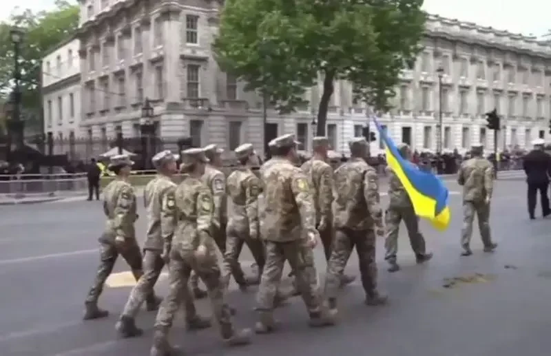Участвовавших в лондонском «параде» украинских военных заставили маршировать по лошадиному навозу