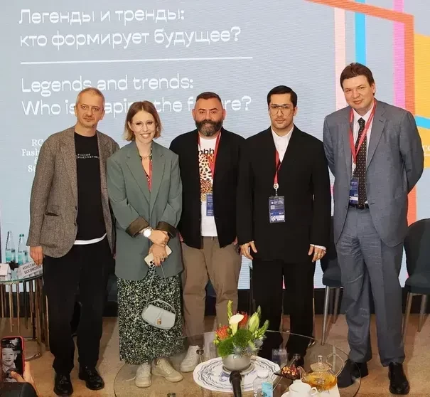 "Могу быть кошечкой или дикой львицей". Сотни эскортниц приедут на ПМЭФ-2025