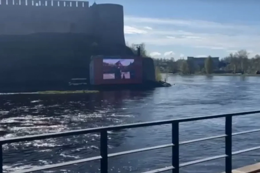 Жители эстонской Нарвы получили возможность увидеть трансляцию парада Победы на установленном в Ивангороде экране