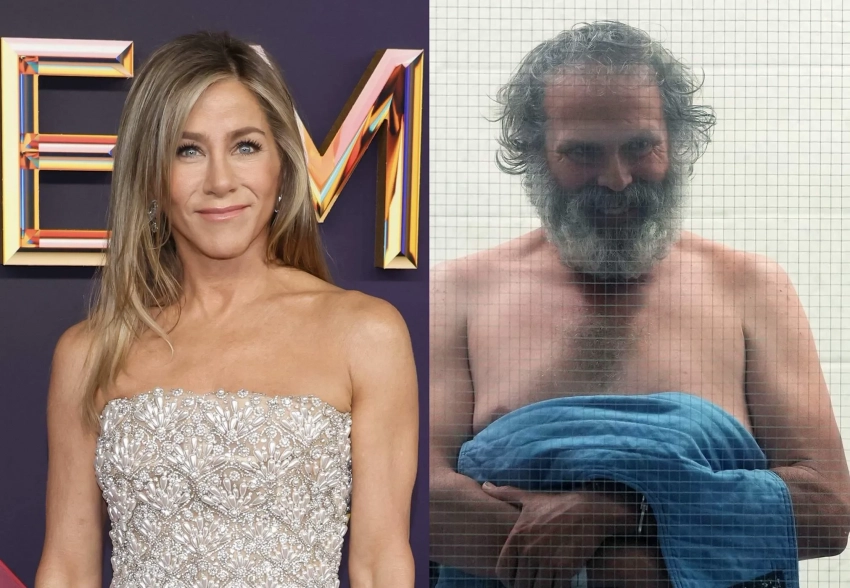 "Как в фильме ужасов". В сети обсуждают сталкера Дженнифер Энистон, который появился в суде в одном полотенце и со "зловещей" улыбкой на лице