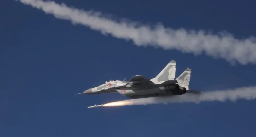 КНДР показала уничтожение условной цели новой ракетой с истребителя МиГ-29