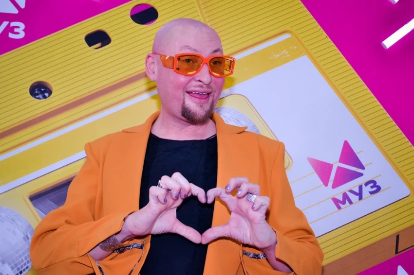 «Он всегда был какой-то странный»: певец Шура из Новосибирска отмечает 50-летний юбилей