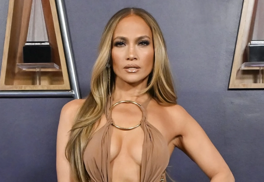 Дженнифер Лопес сменила восемь нарядов на премии AMA