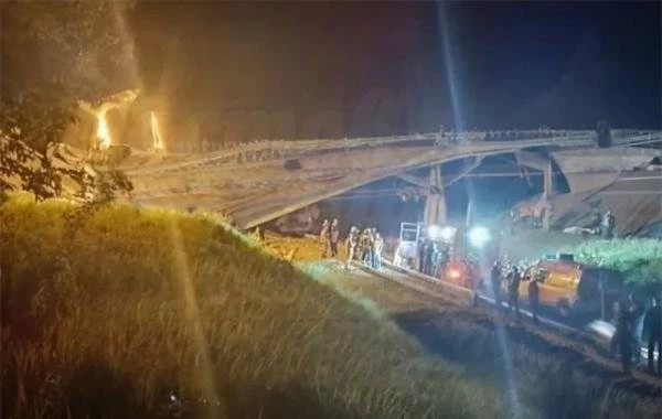 Мост обрушился на пассажирский поезд в Брянской области: есть погибшие и пострадавшие