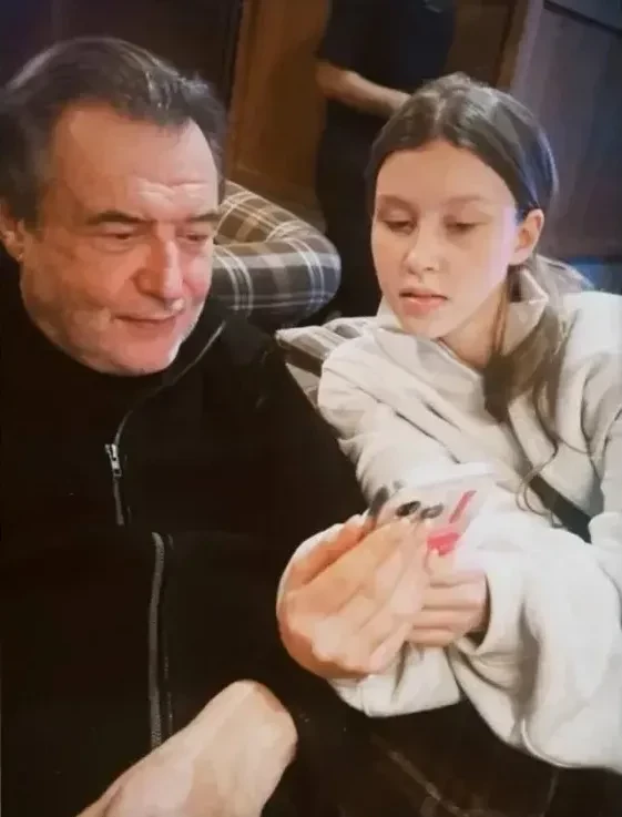"Важно, что в голове". Алексей Учитель прокомментировал "взрослые образы" своей дочери Анны от Юлии Пересильд
