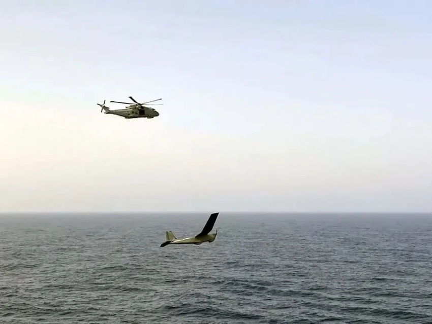 Вертолёт Merlin Mk2 британских ВМС впервые использовал БПЛА вместо бортового радара для разведки над Атлантикой