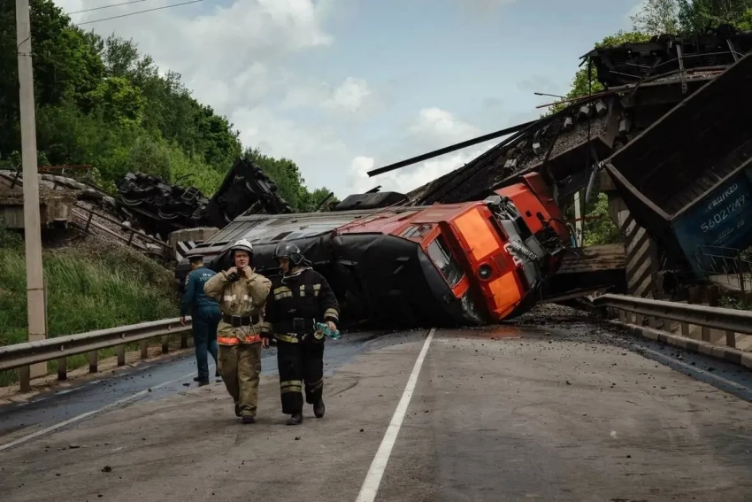 В Курской области завершена расчистка дороги после обрушения железнодорожного моста