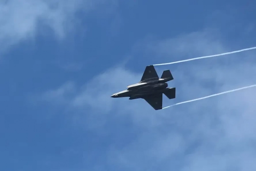 Показаны кадры прилётов израильских авиабомб по территории иранского аэропорта Пайам