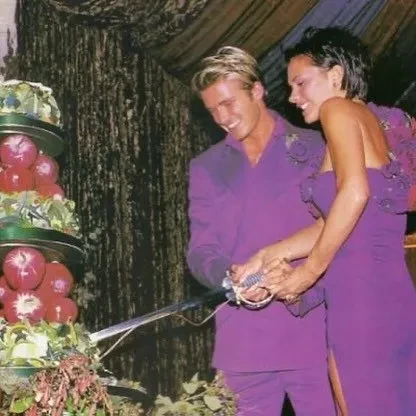 "Люблю тебя, леди Бекхэм". Дэвид Бекхэм поздравил супругу Викторию с 26-й годовщиной свадьбы на фоне конфликта в семье