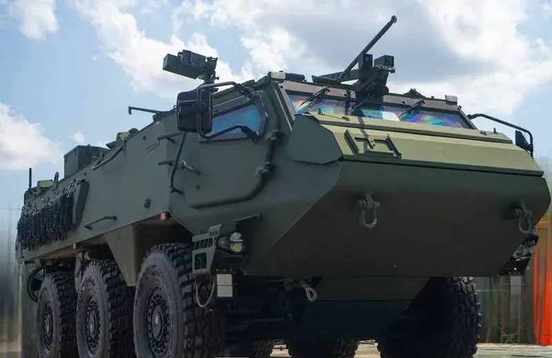 «Мы гордимся поддержкой Украины»: Премьер-министр Латвии собственноручно передала бригаде «Азов» новые бронетранспортёры Patria 6х6