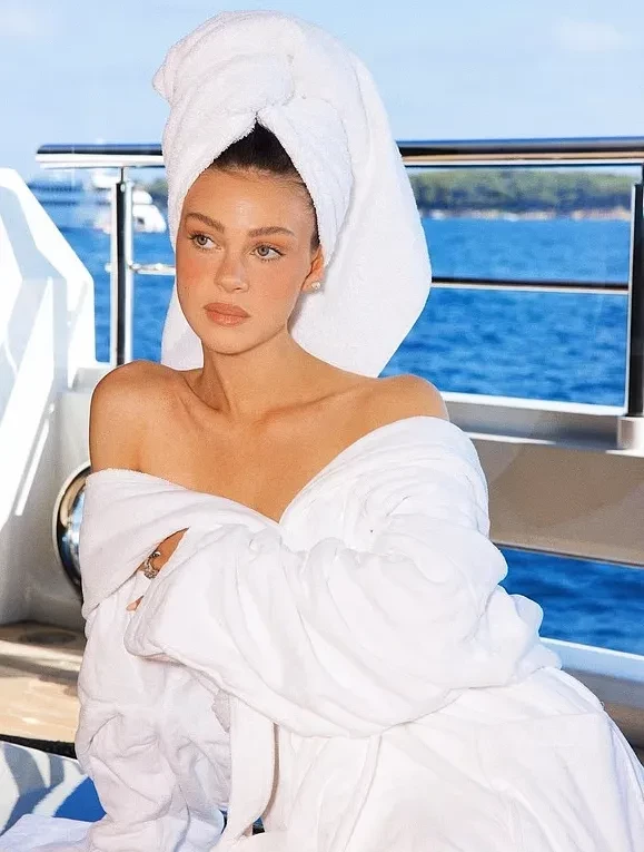 "Грустно, когда 30-летняя женщина постоянно сравнивает себя со свекровью". Николу Пельтц раскритиковали на фоне её вражды с Викторией Бекхэм