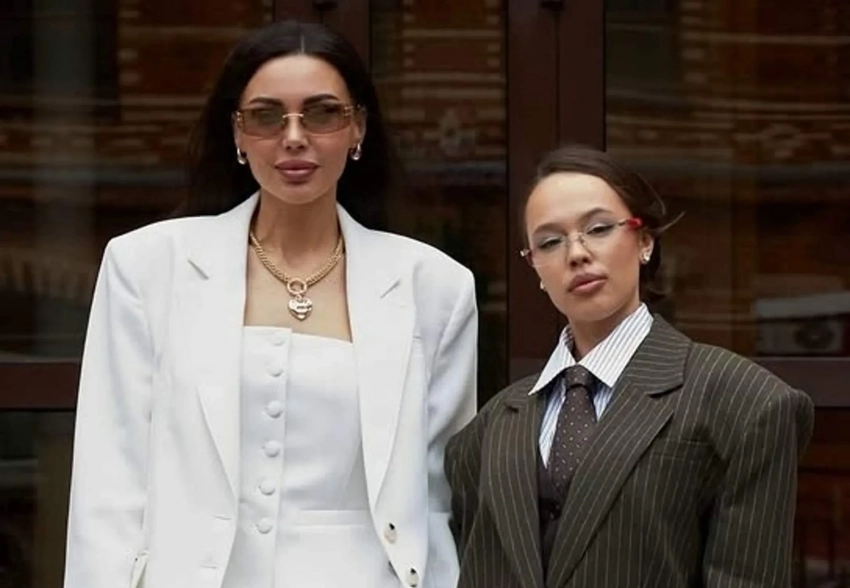 В сети обсуждают Оксану Самойлову, которая посетила заседание Общественной палаты, где Инстасамка выступила против эксплуатации детей в блогинге