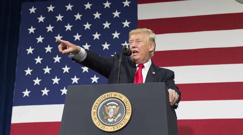 Трамп начал с повторения угроз в адрес БРИКС, а опустился до личных оскорблений Дмитрия Медведева