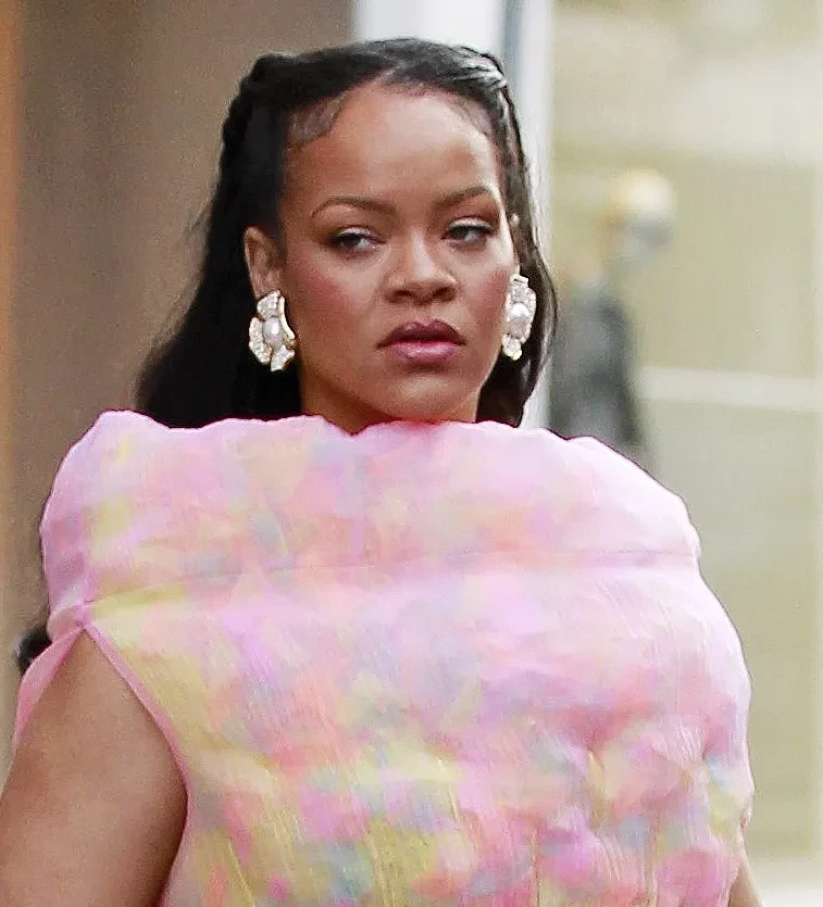 Рианна появилась на публике в образе "сахарной ваты"