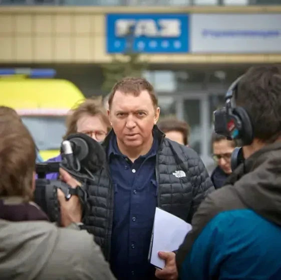 "Скоро китайцы откроют в Букингемском дворце отель "Пенинсула". Олег Дерипаска прокомментировал рост госдолга Великобритании