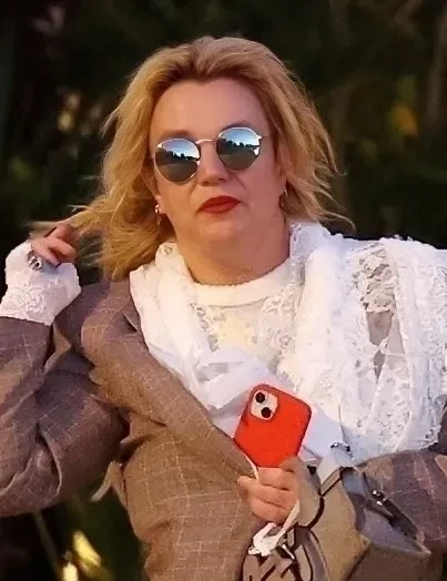 В сети обсуждают "неузнаваемую" Бритни Спирс, которую засняли на улице с бокалом в руке