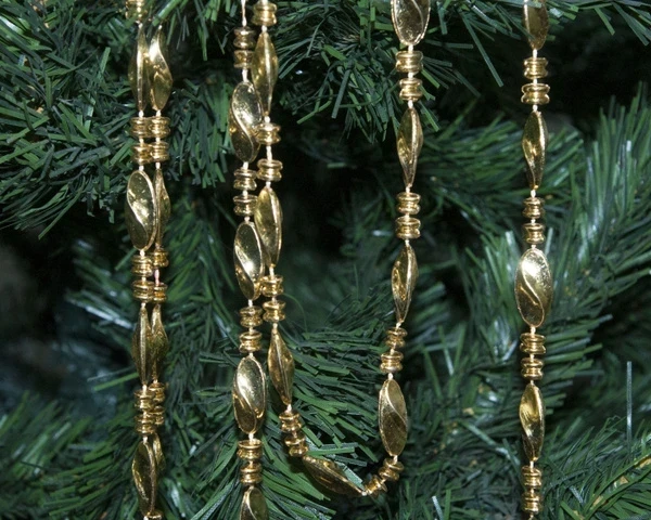 От трендовых бантов до винтажных бус: что повесить на елку вместо надоевшей мишуры