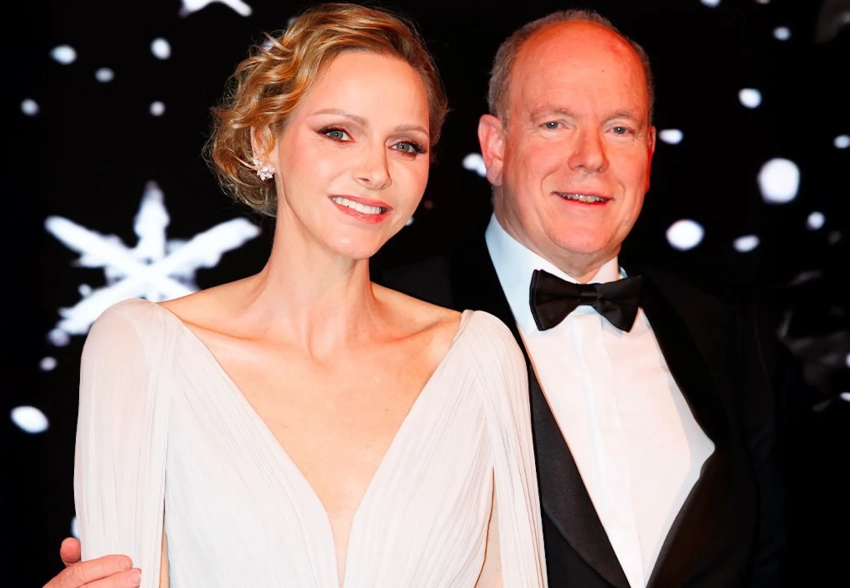 Княгиня Монако Шарлен (в платье с декольте) и князь Альбер II посетили рождественский бал