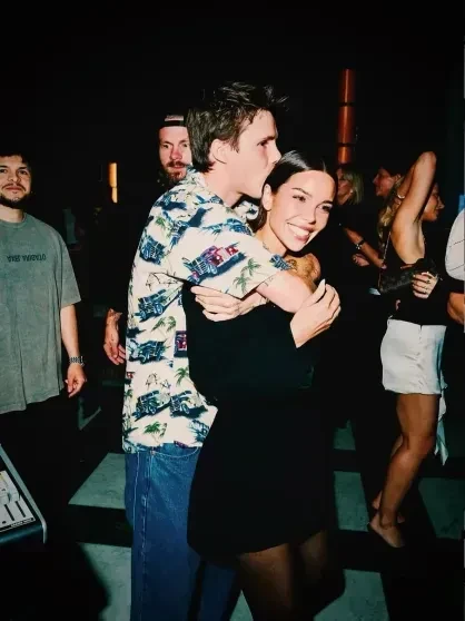 Круз Бекхэм появился на публике со своей девушкой, которая на 10 лет старше него и которую "не одобряет" его мать Виктория