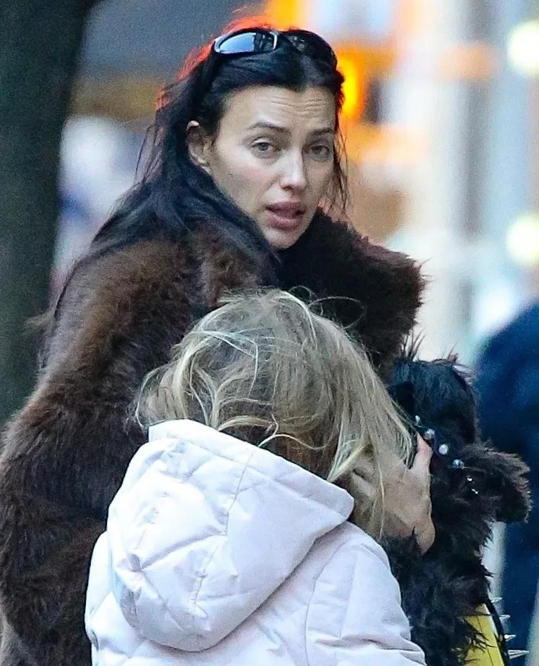 Без макияжа и в шубе: Ирину Шейк с дочерью засняли в Нью-Йорке