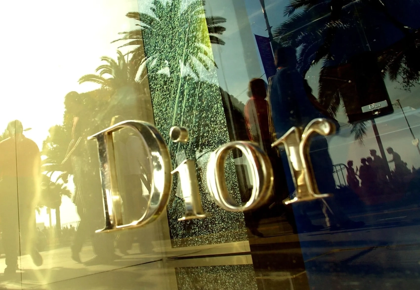 "Люксу тяжело без России". Dior планирует снова открыть бутики в Москве