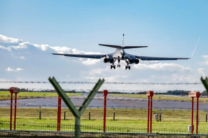 Два года назад над Дубаем летал B-1B Lancer, теперь — иранские БПЛА и ракеты
